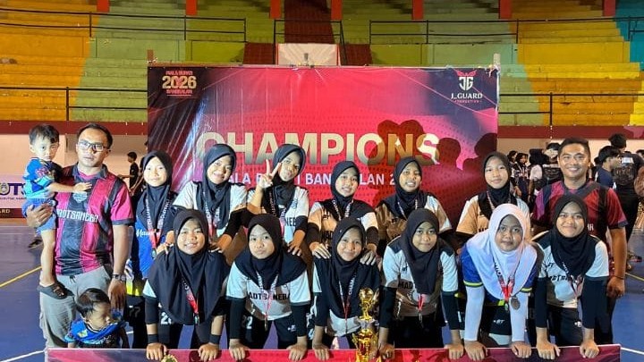 TIM FUTSAL PUTRI MTsN BANGKALAN BERHASIL SABET JUARA  1 PIALA BUPATI 