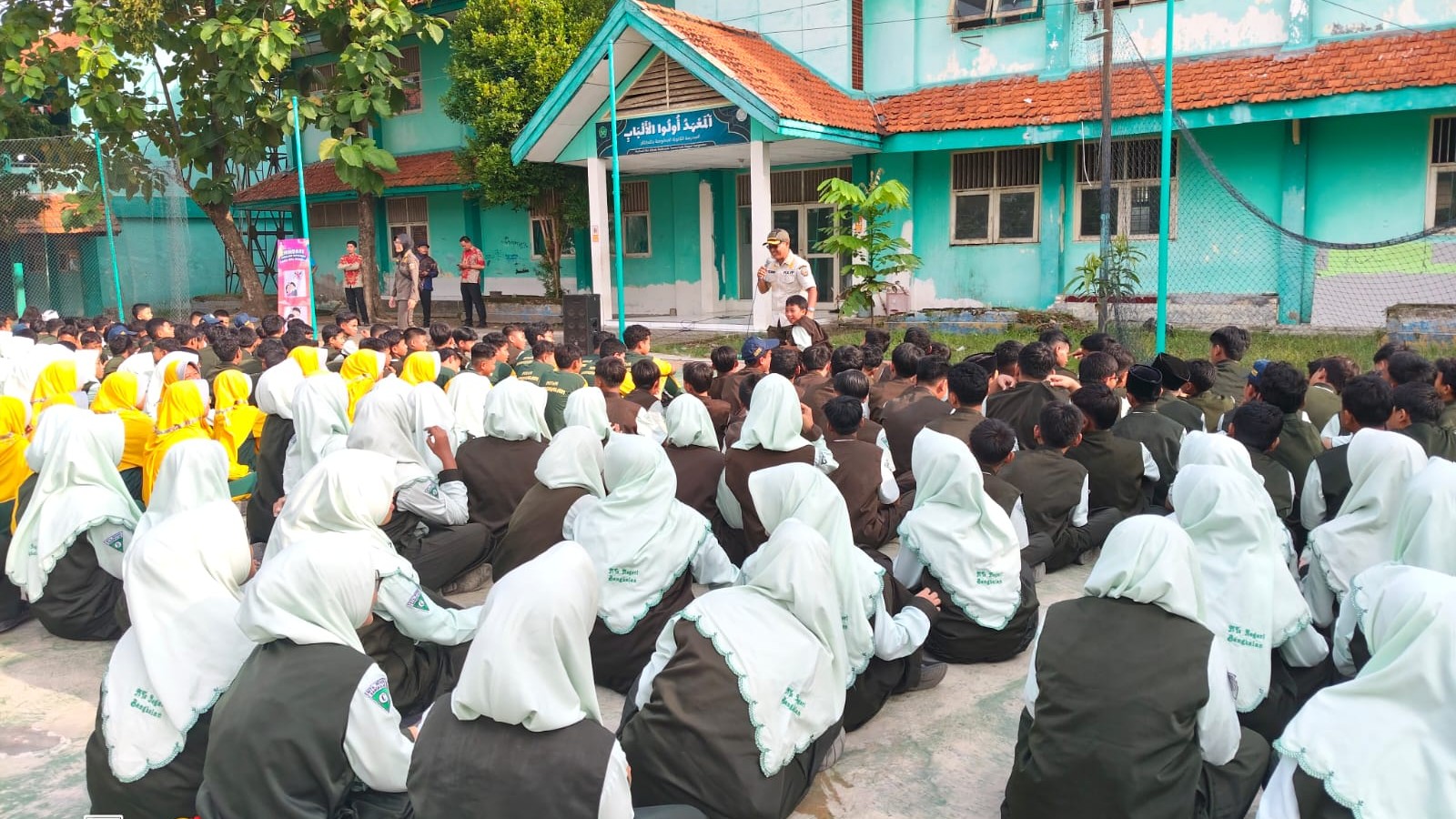 MTSN BANGKALAN GANDENG SATPOL PP BEKALI SISWA EDUKASI KENAKALAN REMAJA 
