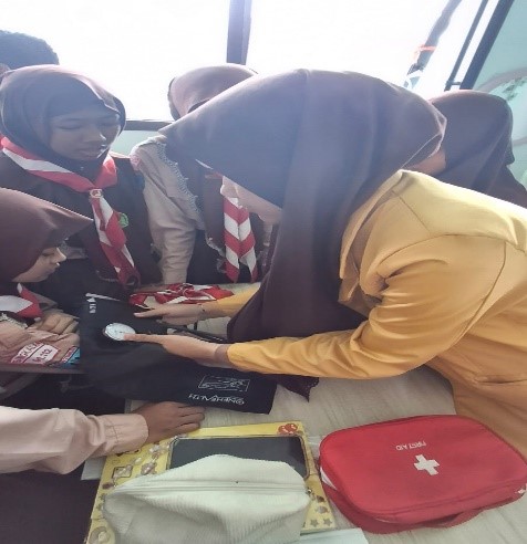 Membina hubungan dengan instansi lain 